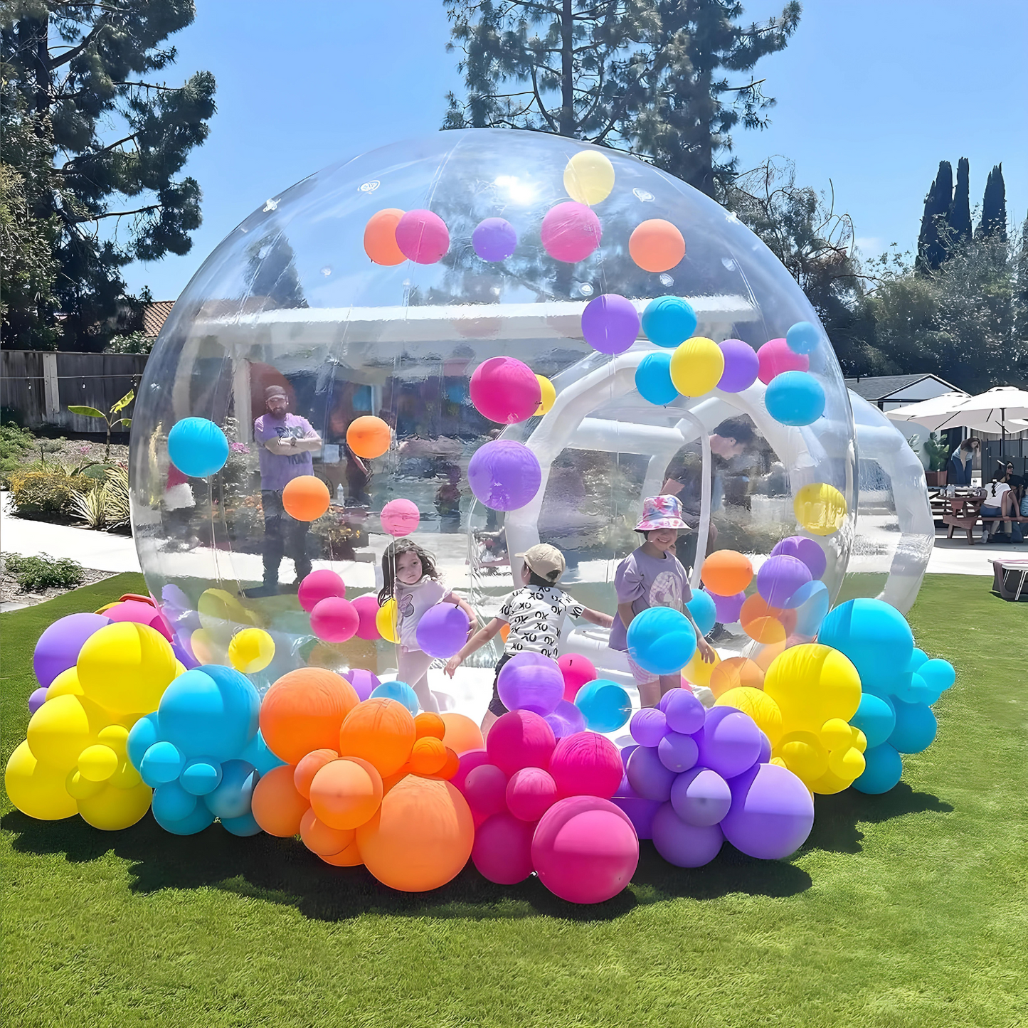 Maison à bulles avec trampoline